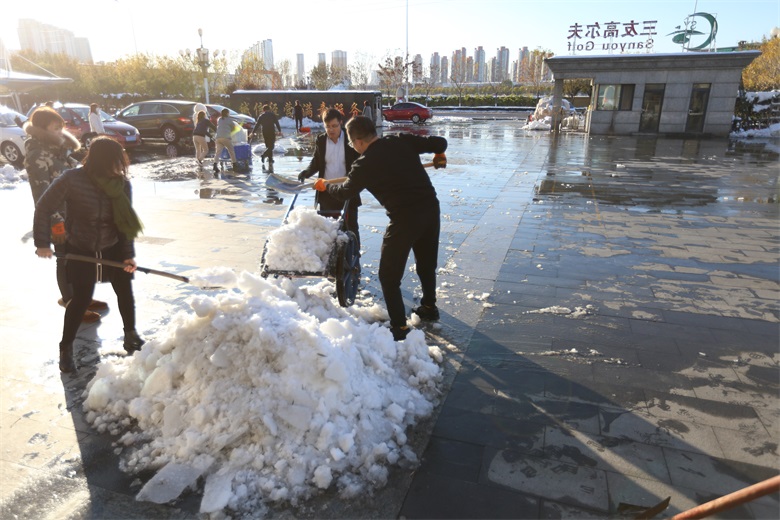 冬日扫雪暖人心 员工出行保安全