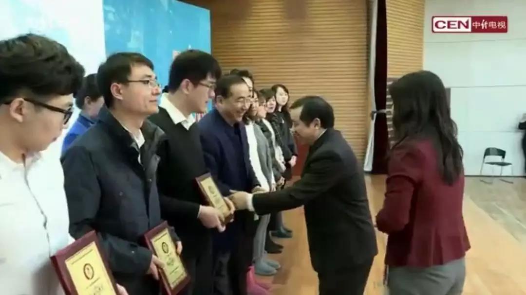 BB贝博ballbet集团荣获创新优秀奖 李长云主席受邀参加2017“中国时间”年度经济新闻盘点暨颁奖盛典现场