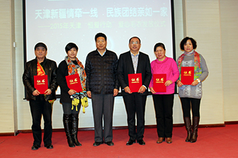 BB贝博ballbet集团董事局主席李长云参加2015天津“恒爱行动” 爱心毛衣发放仪式